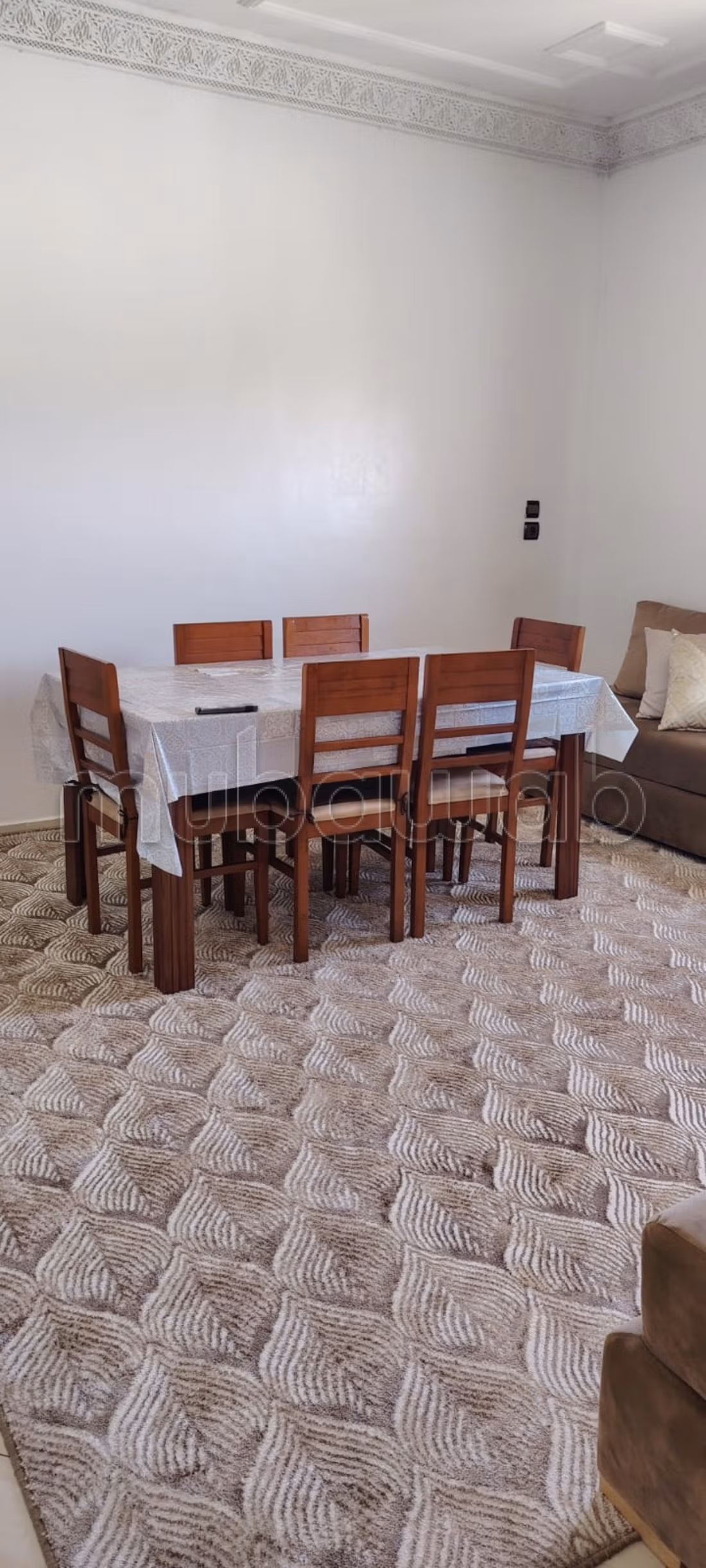 Bel appartement à vendre à Raounak. Petite surface de 74 m². Grand espace de rangement