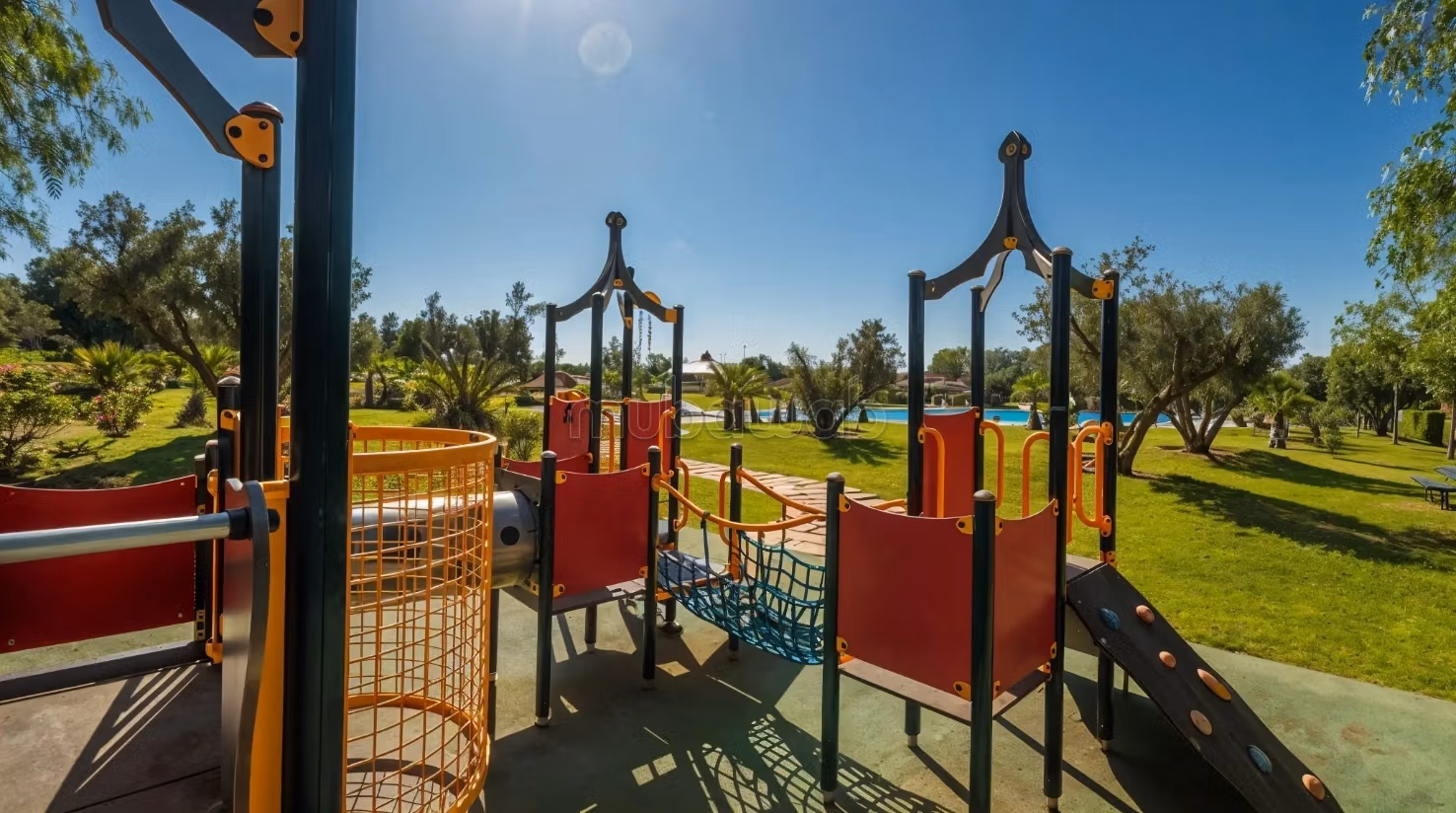 Bella villa vuota con giardino e piscine comuni