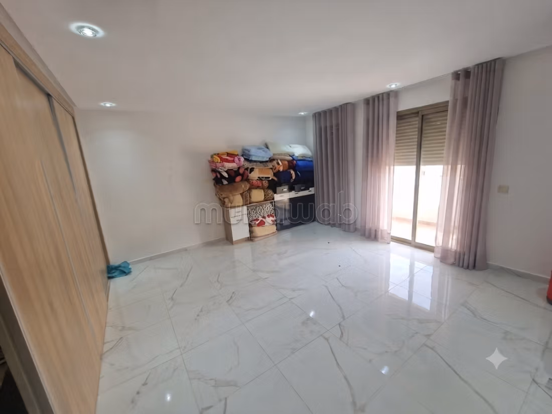 Bella villa vuota con giardino e piscine comuni