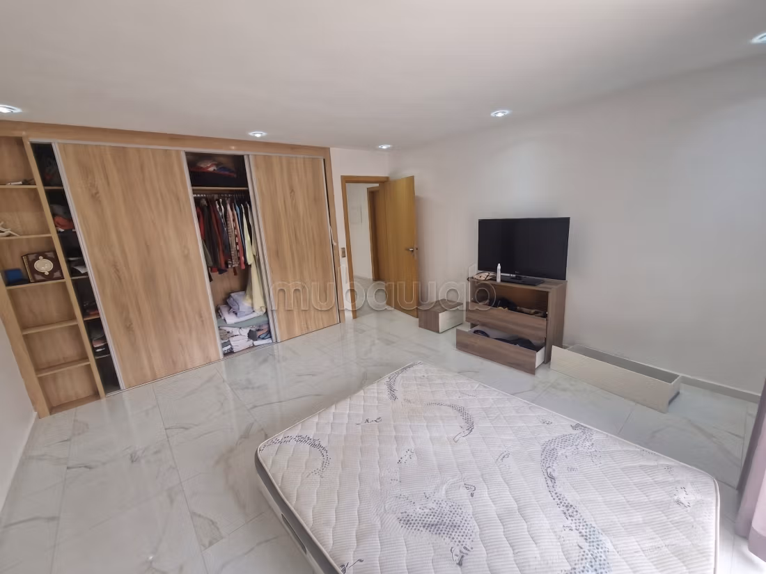 Bella villa vuota con giardino e piscine comuni