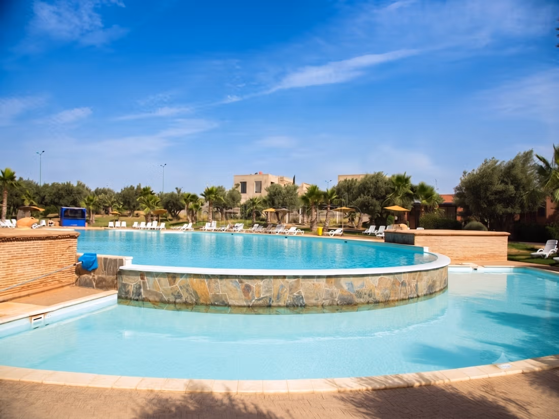 Bella villa vuota con giardino e piscine comuni