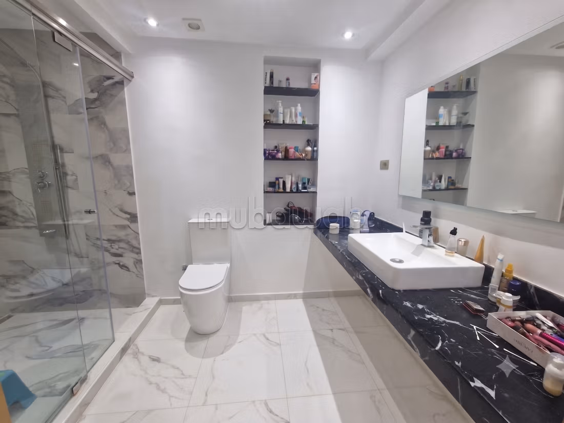Bella villa vuota con giardino e piscine comuni