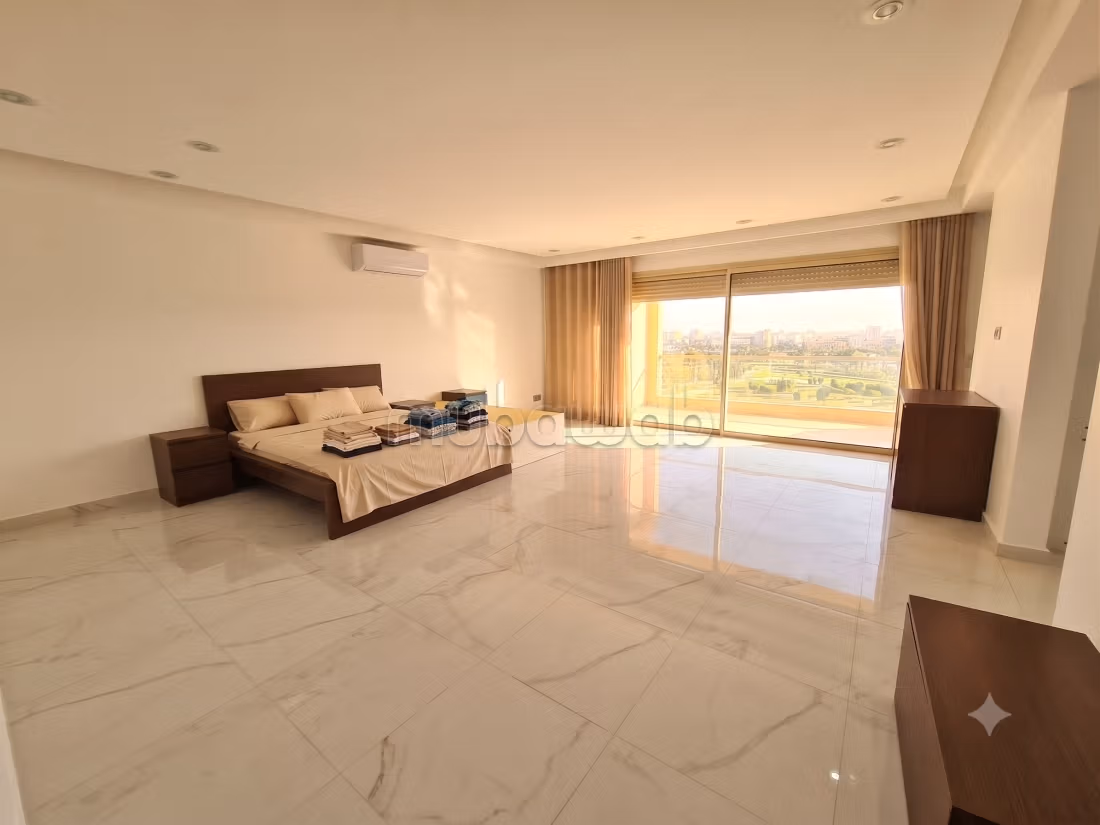 Bella villa vuota con giardino e piscine comuni