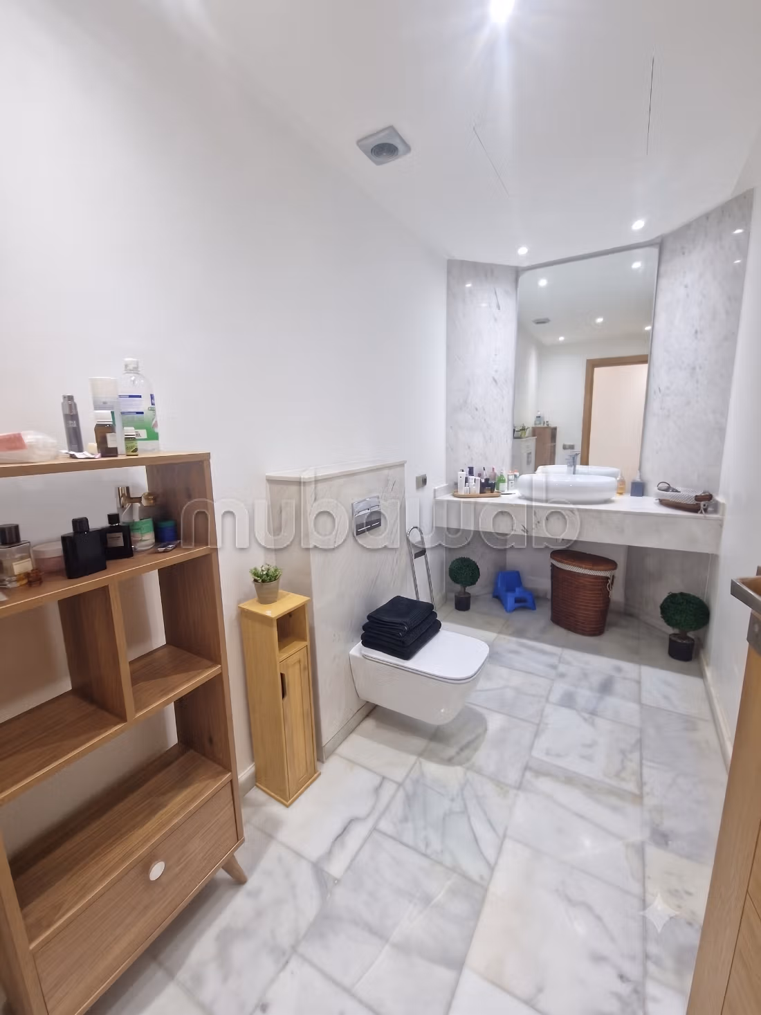 Bella villa vuota con giardino e piscine comuni