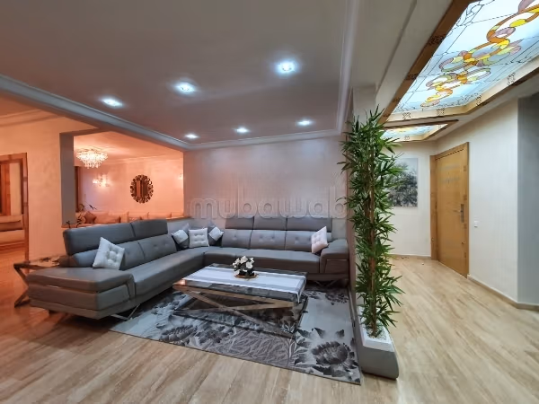 Location d'un appartement à Riyad. 
7 grandes pièces. 
Bien meublé