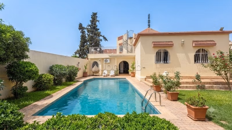 Villa met Hoog Potentieel: Panoramisch Uitzicht