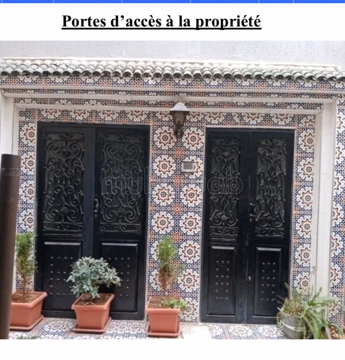 Maison titrée face à la Place Lhdim, Médina