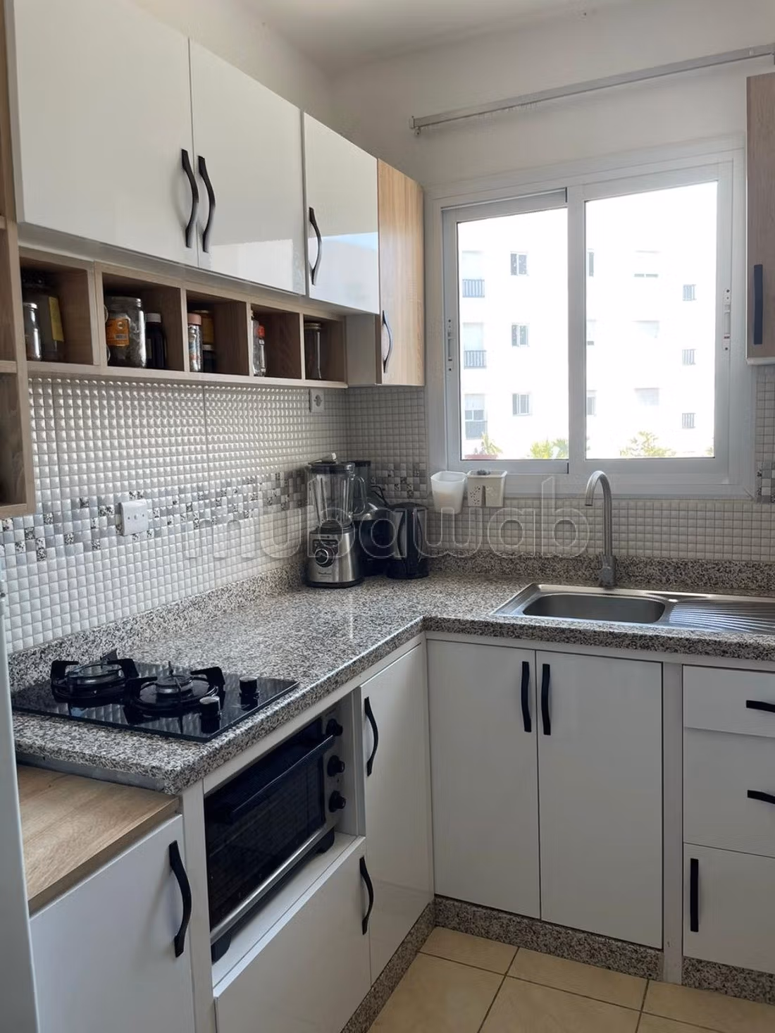 Appartement à louer sur la Route Nationale Assilah. Surface totale de 60 m². Grand espace de rangement — 5