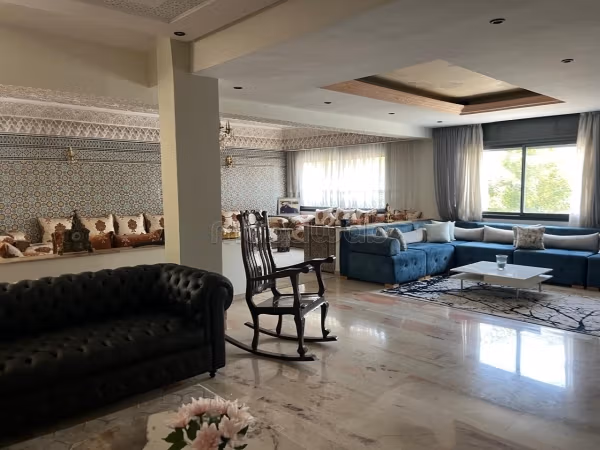Bel appartement à vendre à Ain Diab. 7 pièces. Bien meublé