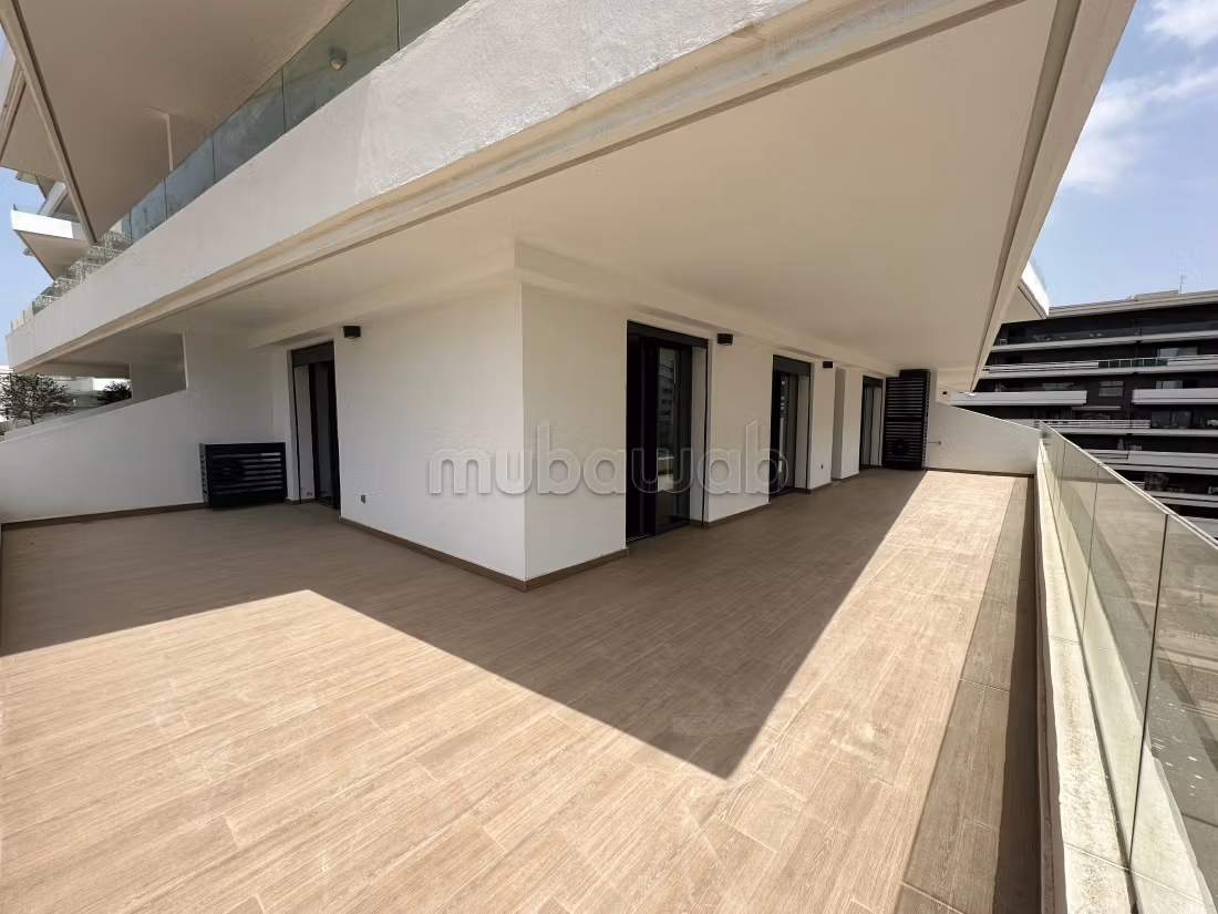 Bel appartement à louer à Casablanca Finance City. 3 jolies chambres. Grenier