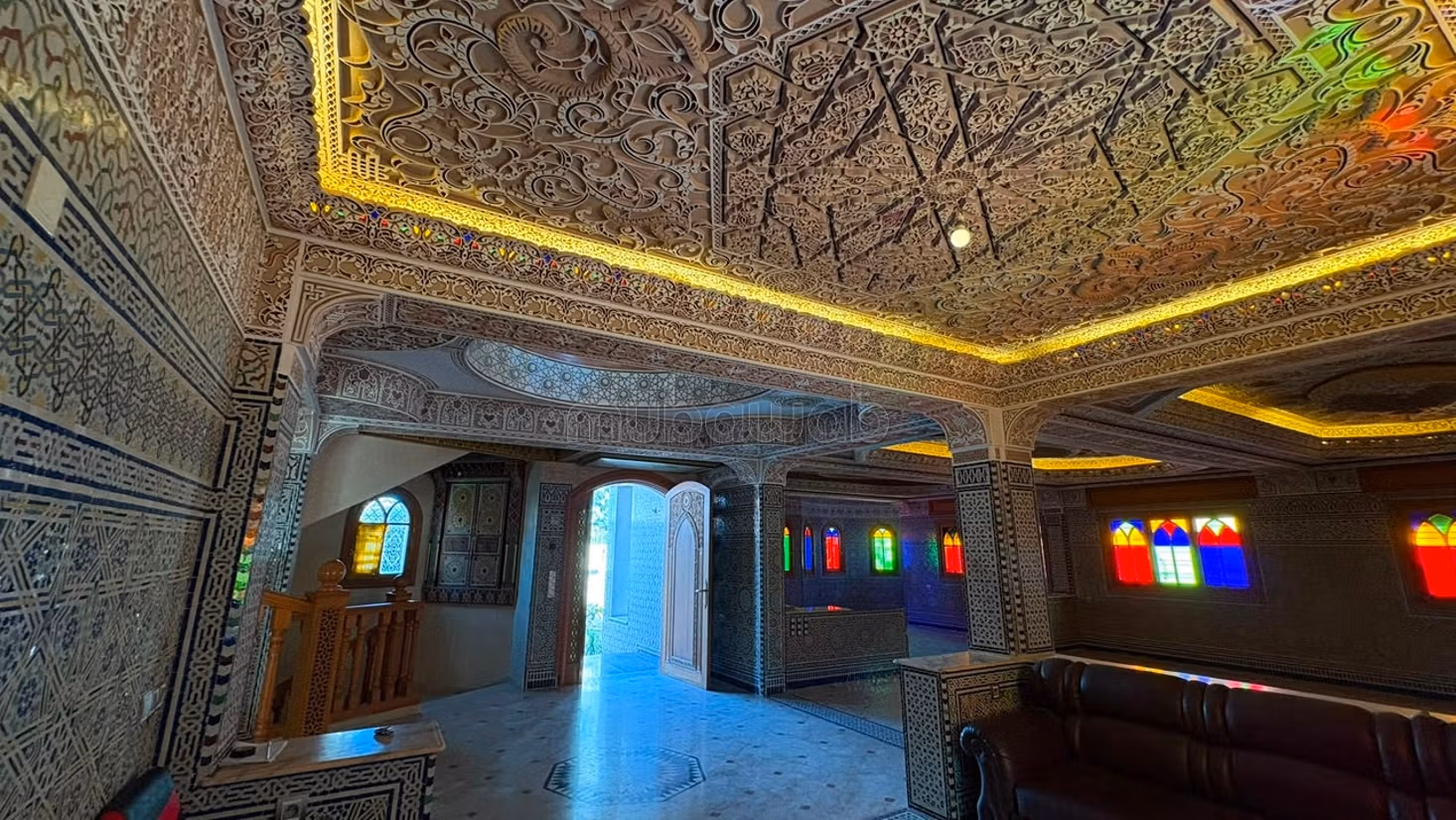 Vente de villa de luxe à Moujahidine. 4 chambres. Espaces verts, Balcon
