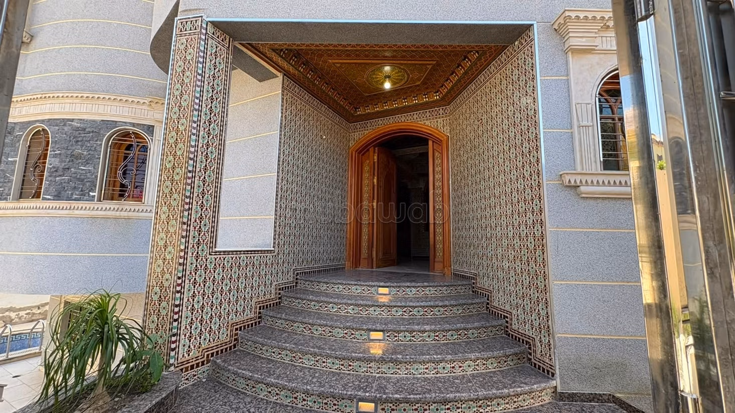 Vente de villa de luxe à Moujahidine. 4 chambres. Espaces verts, Balcon