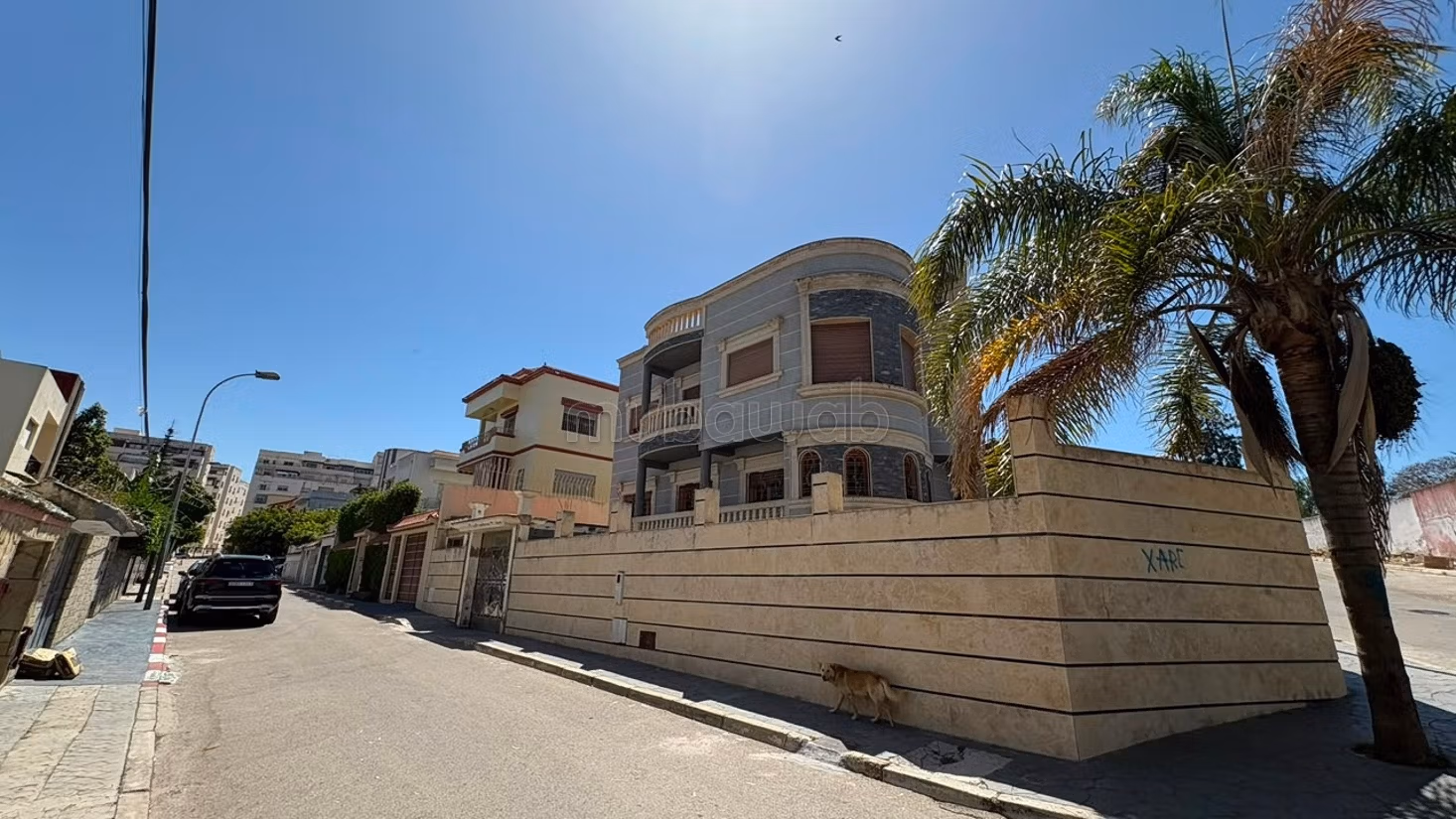 Vente de villa de luxe à Moujahidine. 4 chambres. Espaces verts, Balcon