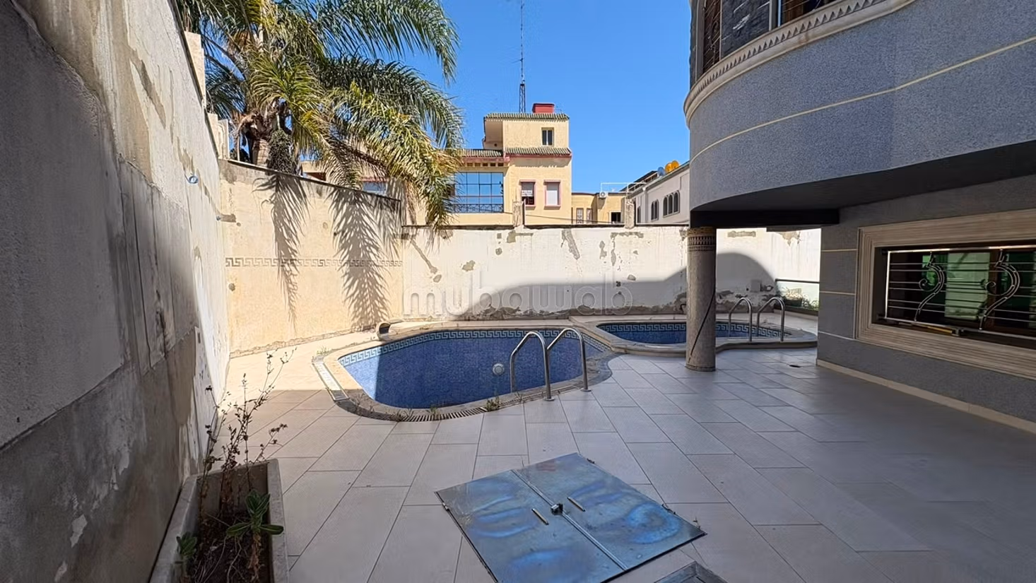 Vente de villa de luxe à Moujahidine. 4 chambres. Espaces verts, Balcon