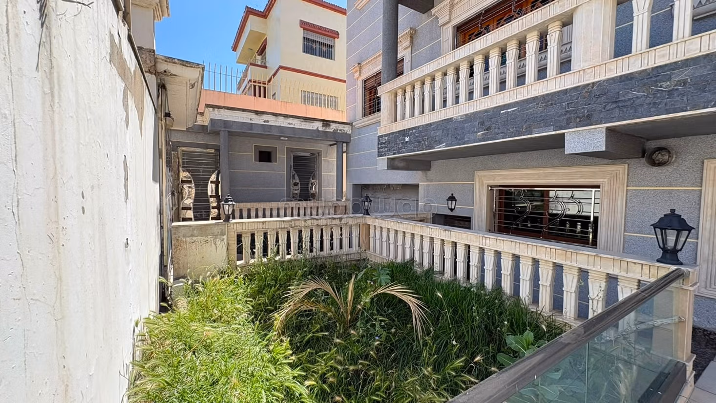 Vente de villa de luxe à Moujahidine. 4 chambres. Espaces verts, Balcon