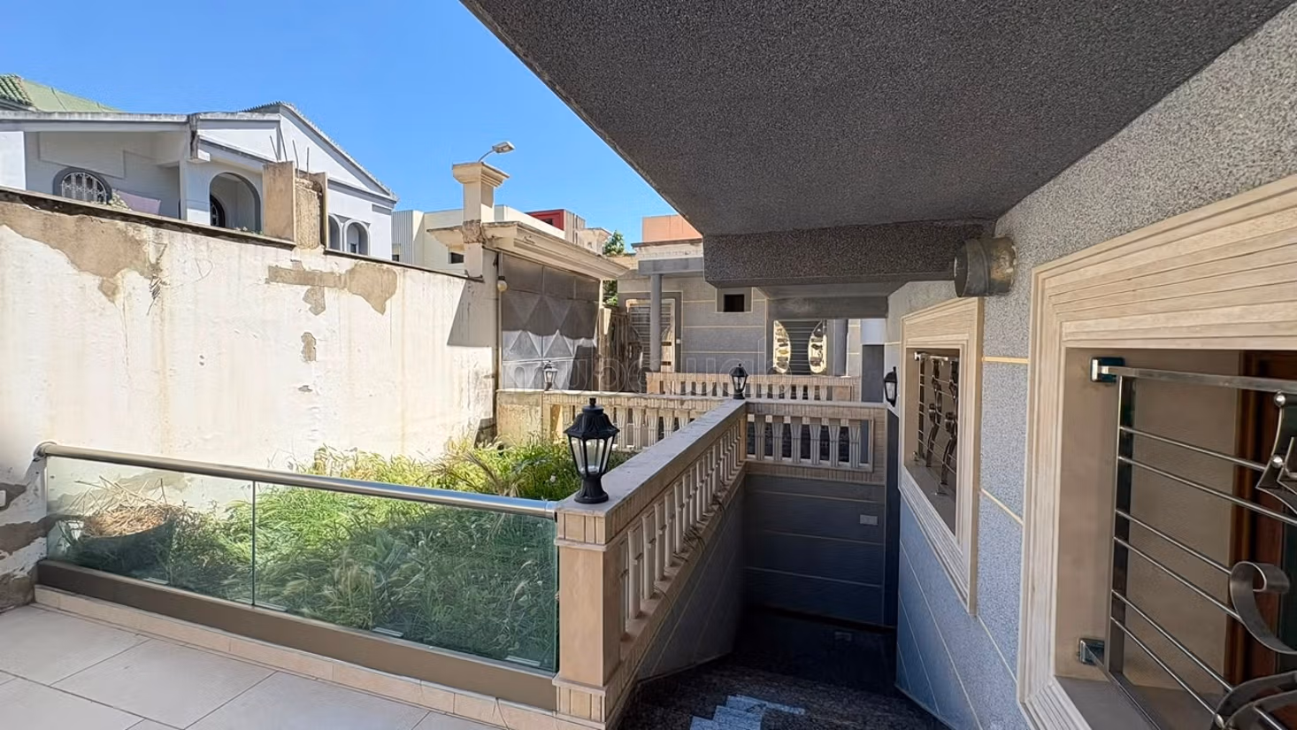 Vente de villa de luxe à Moujahidine. 4 chambres. Espaces verts, Balcon