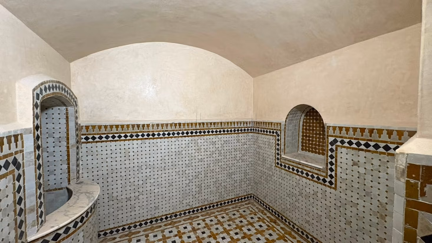 Vente de villa de luxe à Moujahidine. 4 chambres. Espaces verts, Balcon