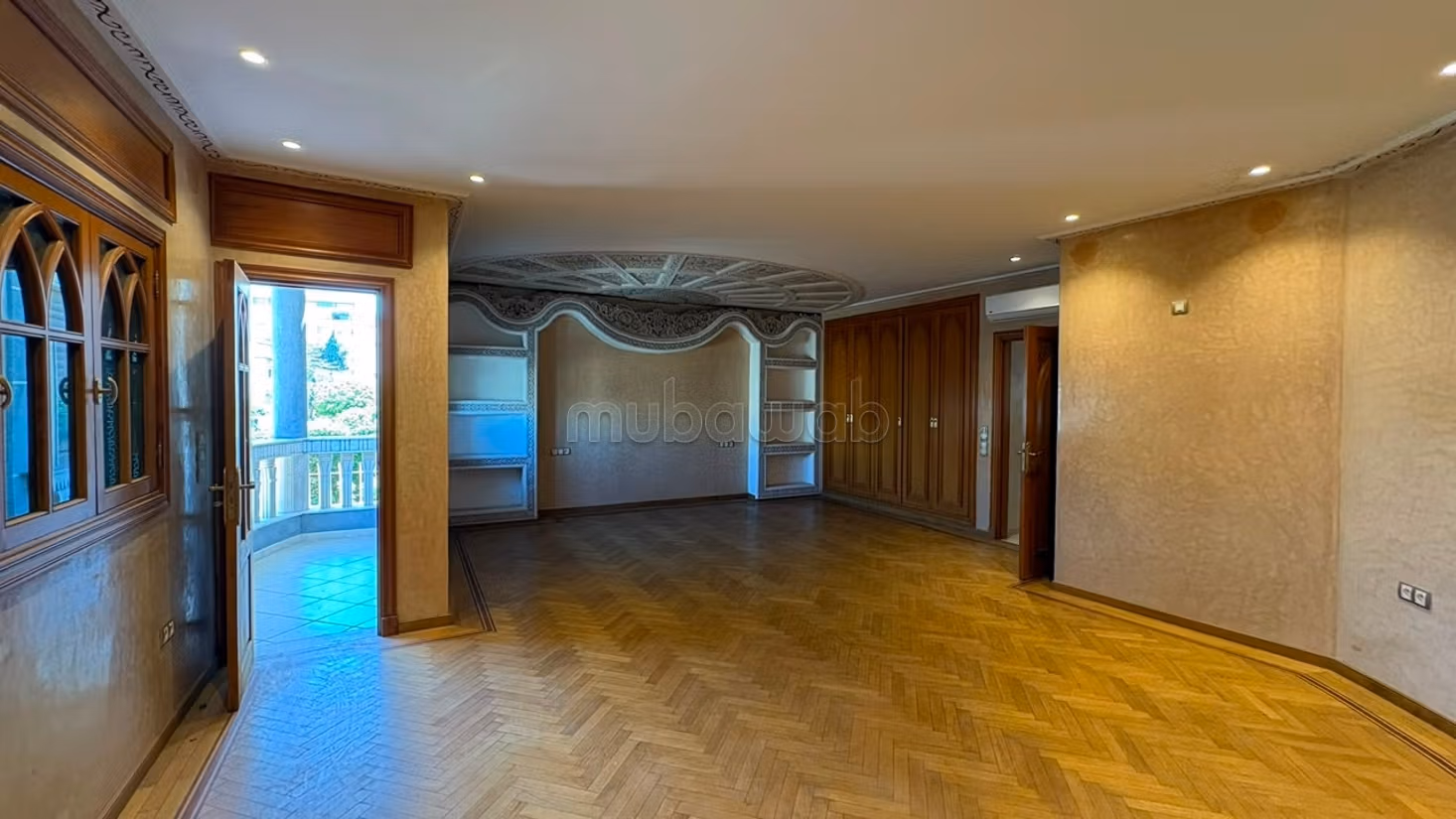 Vente de villa de luxe à Moujahidine. 4 chambres. Espaces verts, Balcon