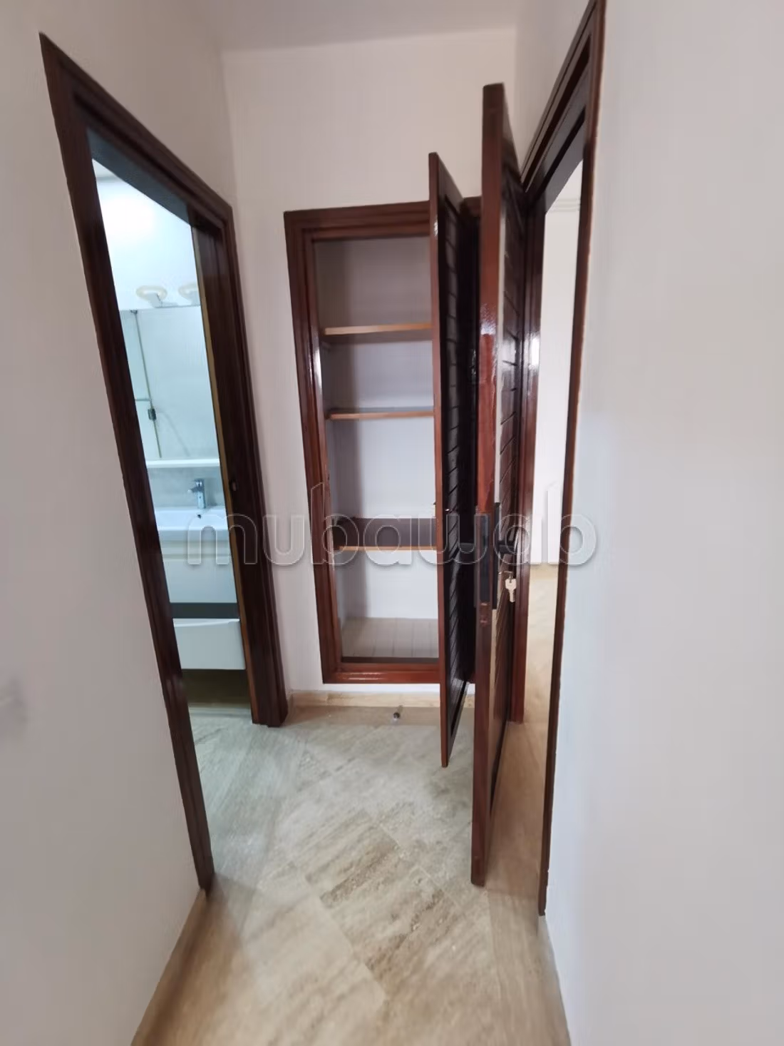 Louez cet appartement à Maârif.
Superficie 92 m².
Ascenseur et terrasse — 5