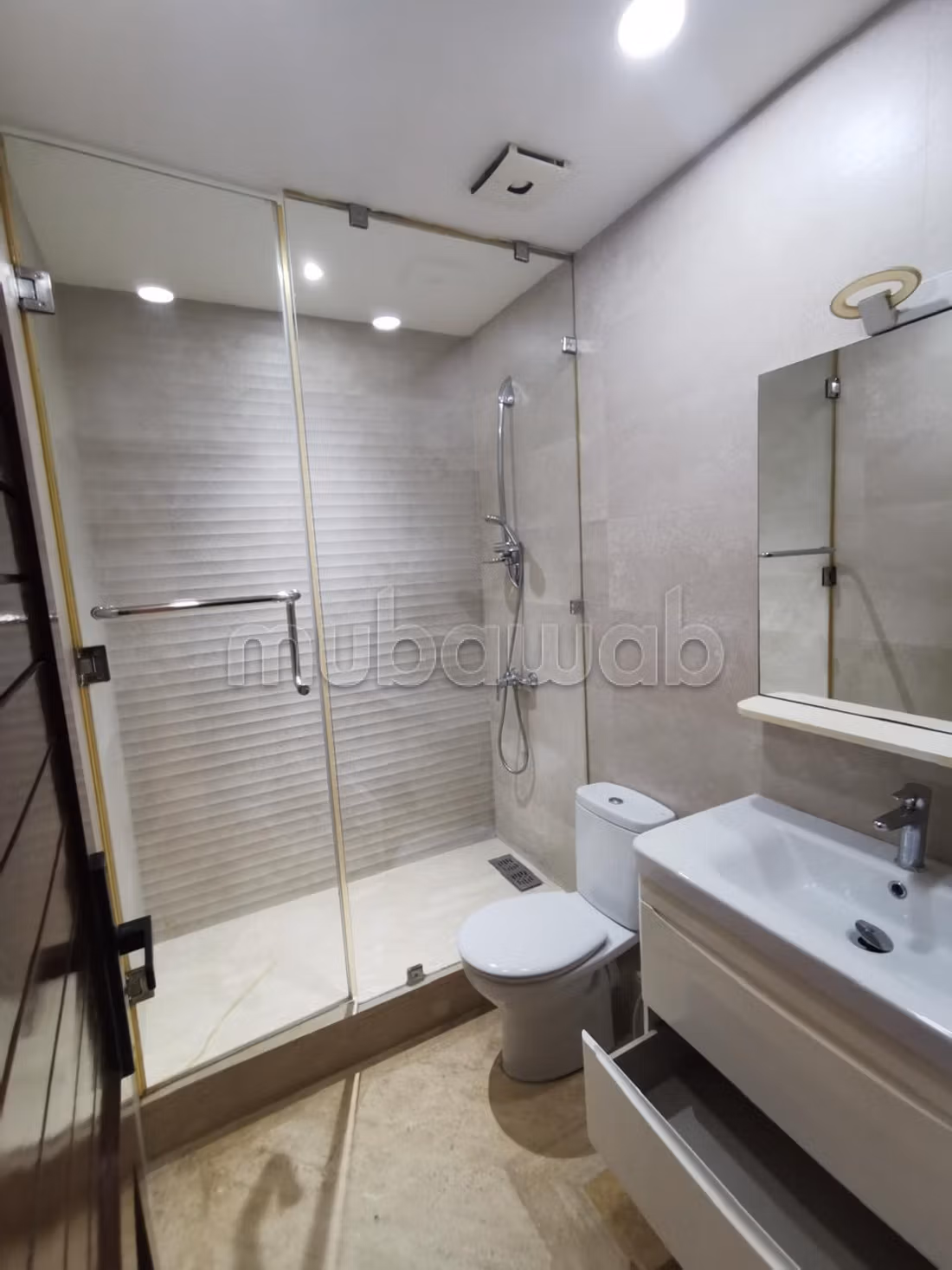Louez cet appartement à Maârif.
Superficie 92 m².
Ascenseur et terrasse — 6