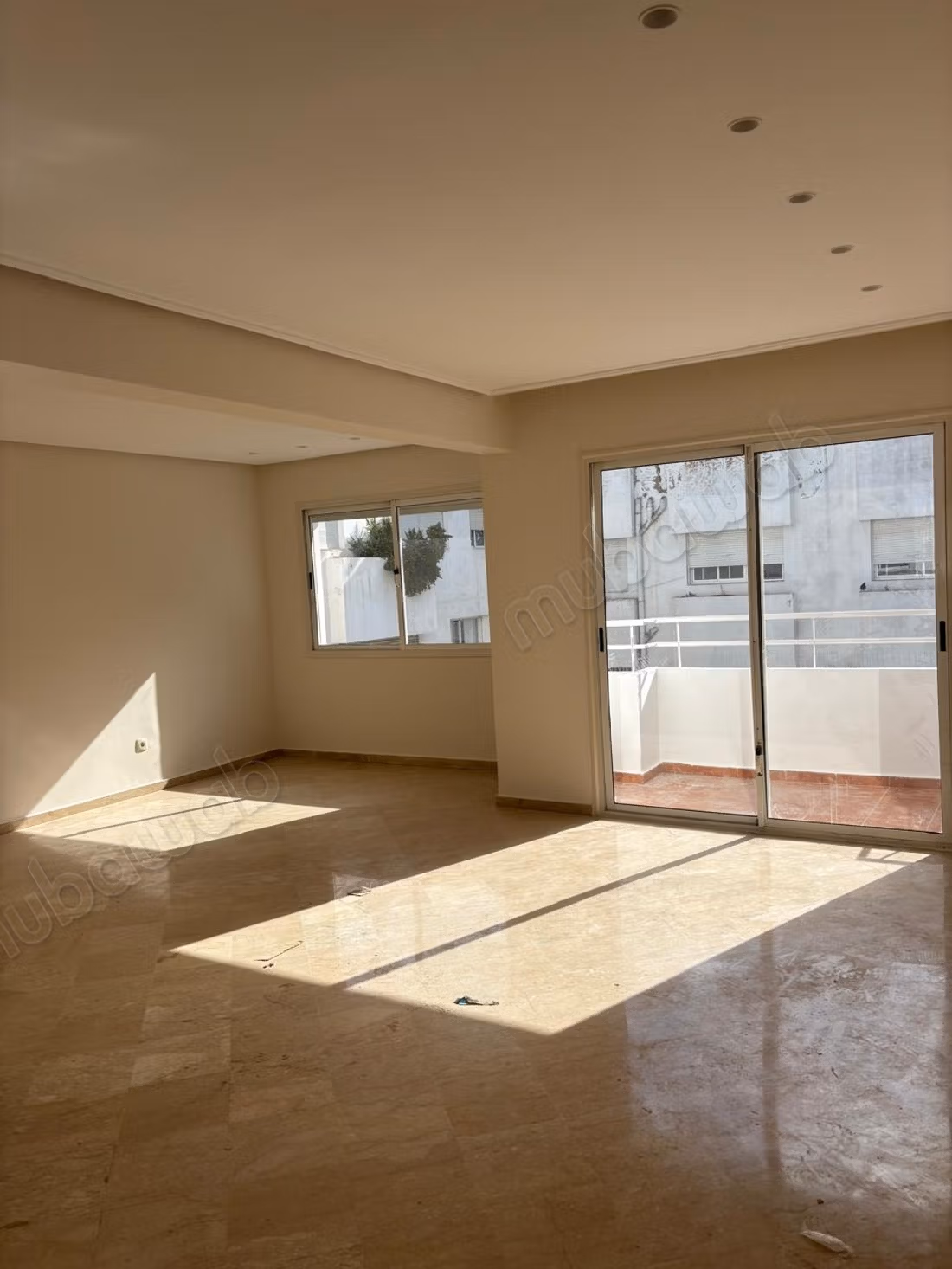 Rental of an apartment in Racine. 2 comfortable rooms. Beautiful terrace and garden
