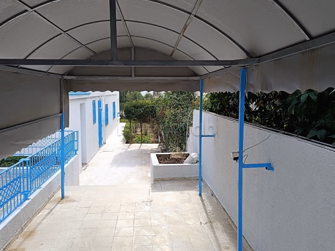 In Vendita Villa 3 Livelli Separati 697m² El Menzah 7