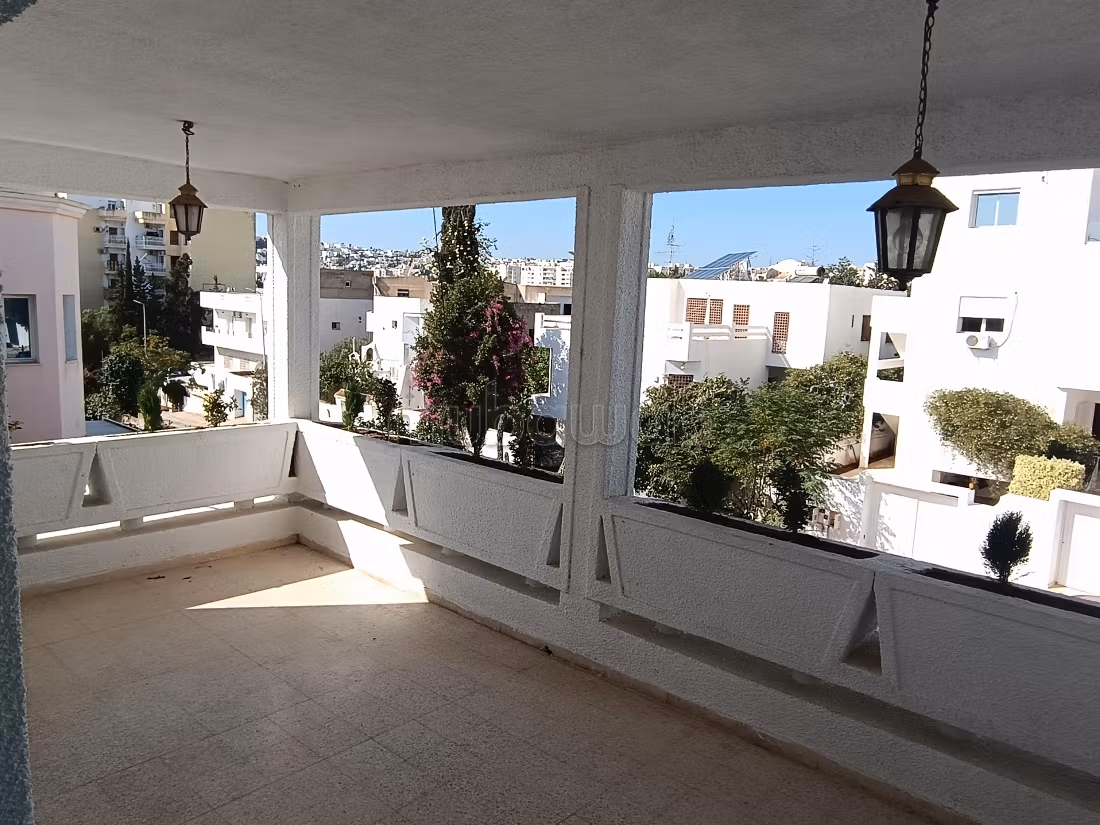 In Vendita Villa 3 Livelli Separati 697m² El Menzah 7