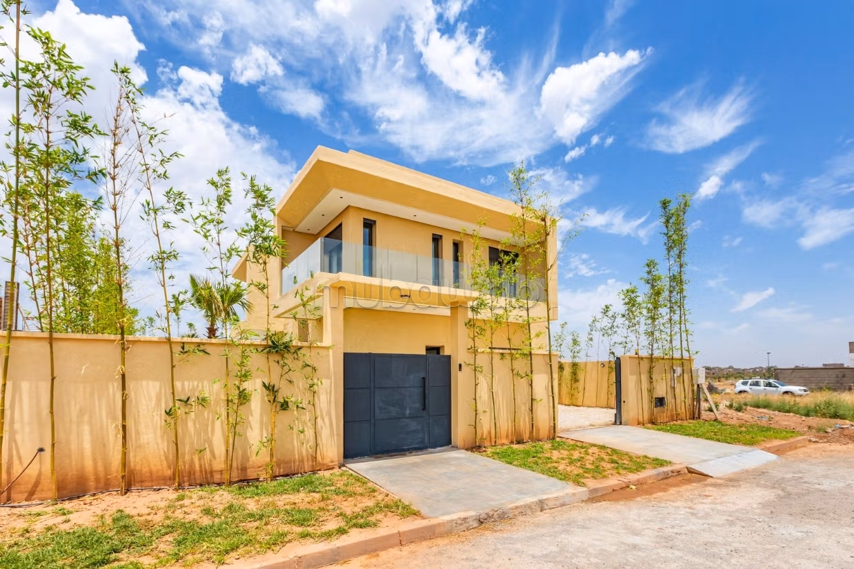 Long-term rental contemporary villa km 9