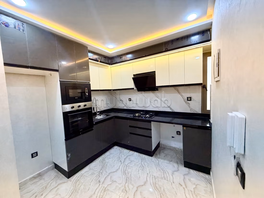 Appartement à vendre à Bouznika. 
Surface totale 54 m². 
Porte blindée et système de double vitrage — 4