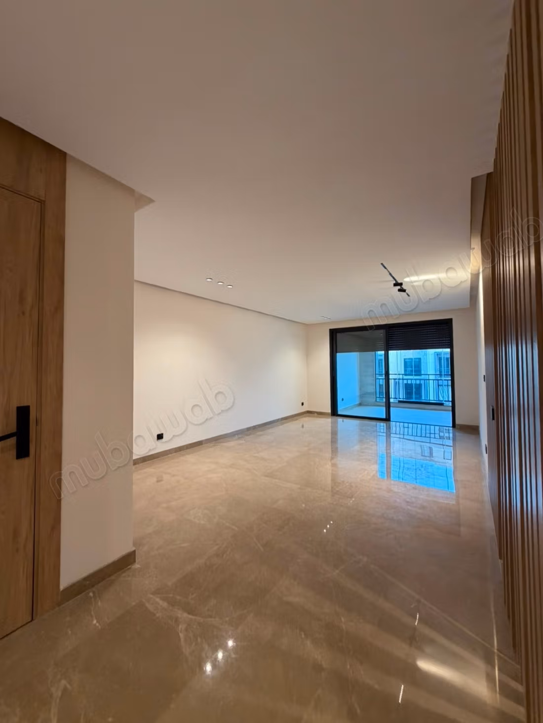 Très bel appartement vide clés blanche