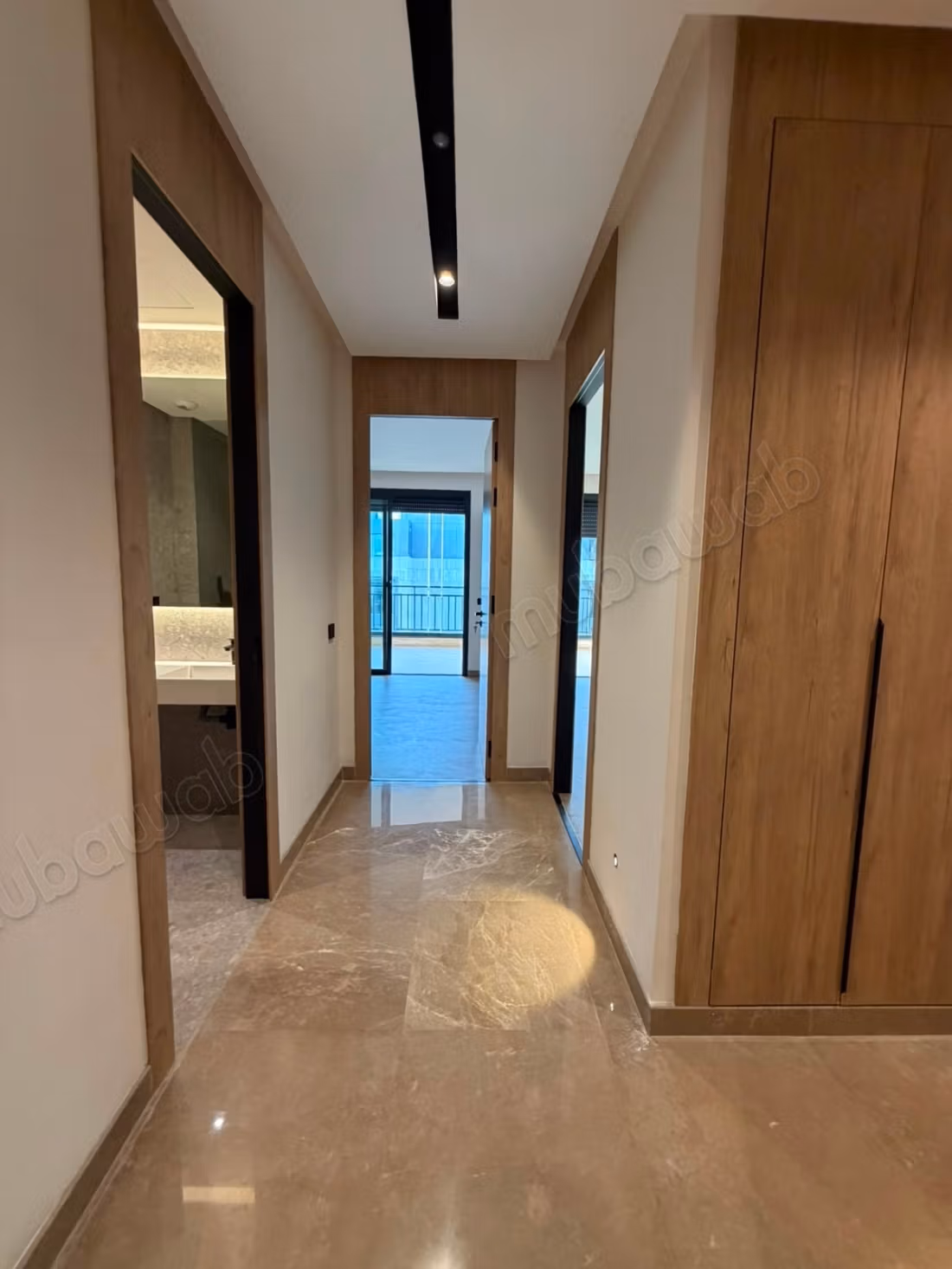 Très bel appartement vide clés blanche