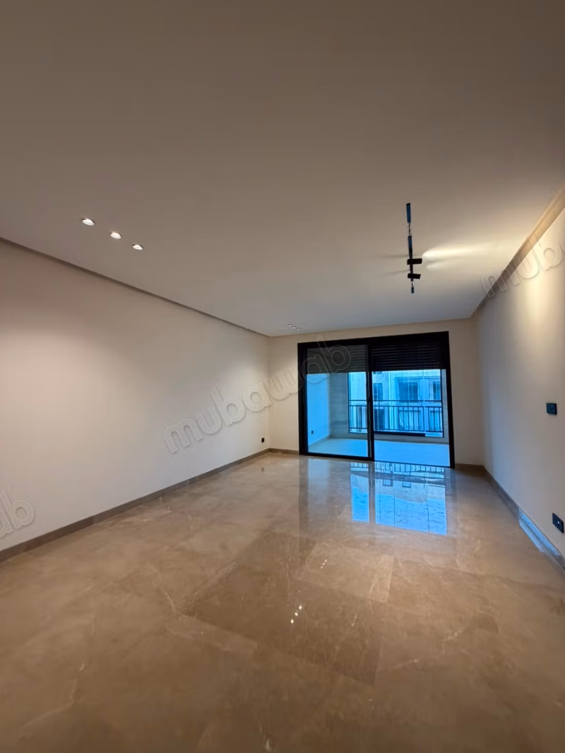 Très bel appartement vide clés blanche