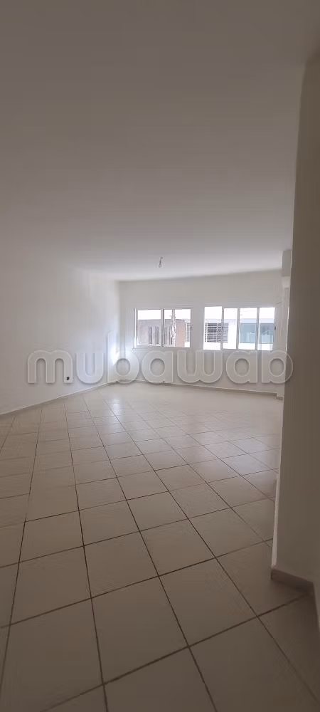 Affitto di uffici a Maamora. Superficie totale 133 m². Portiere
