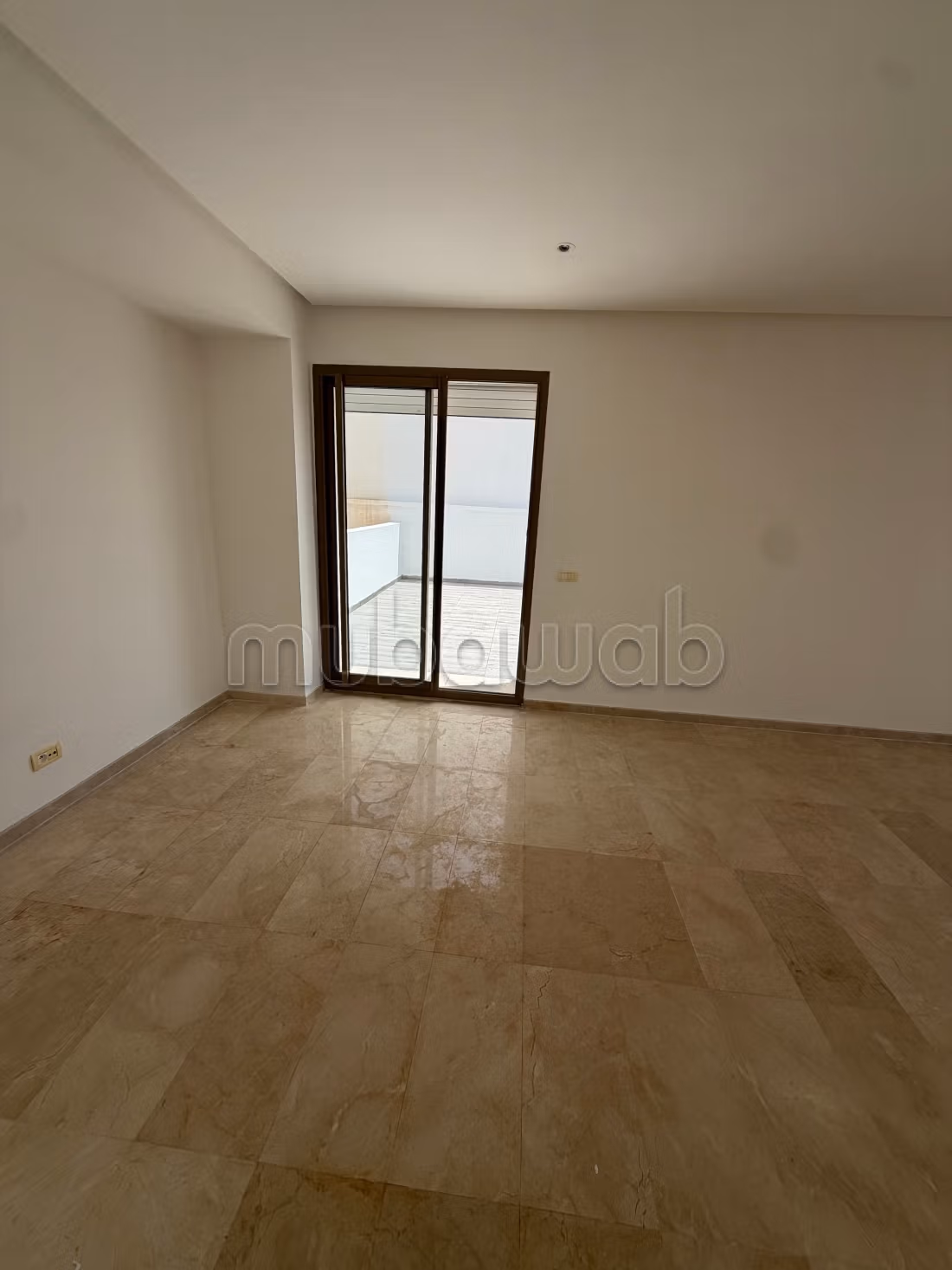 Superbe appartement à louer à Ain Diab Extension.
Surface totale 112 m².
Vue exceptionnelle sur la montagne, chauffage central — 3