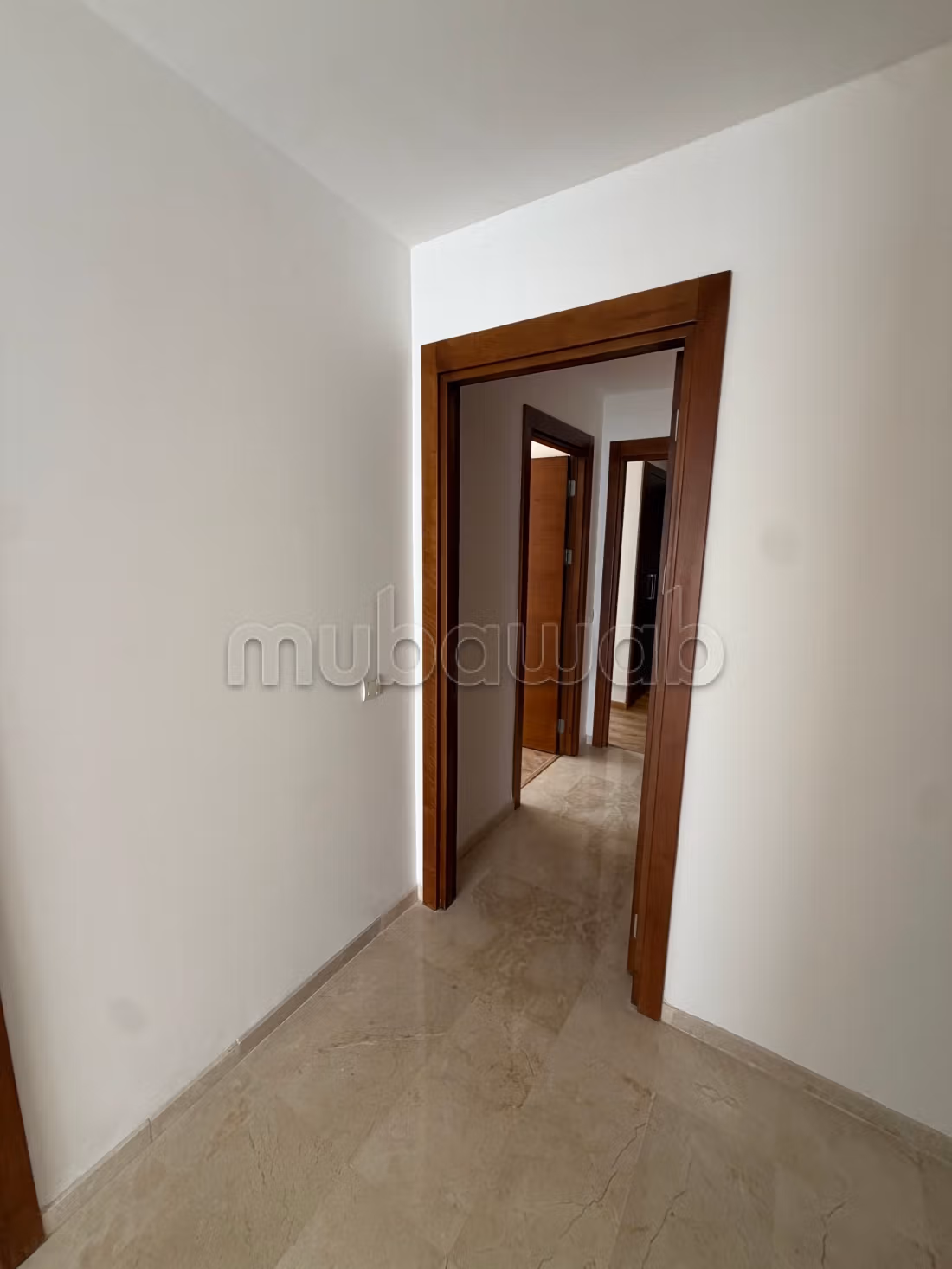 Superbe appartement à louer à Ain Diab Extension.
Surface totale 112 m².
Vue exceptionnelle sur la montagne, chauffage central — 5