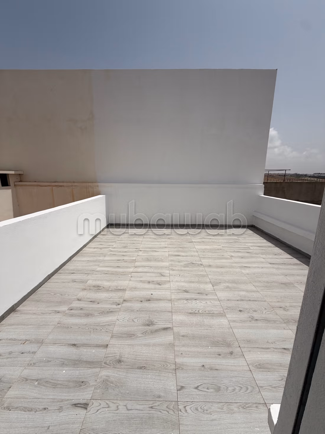Superbe appartement à louer à Ain Diab Extension.
Surface totale 112 m².
Vue exceptionnelle sur la montagne, chauffage central — 6