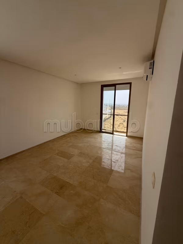 Superbo appartamento in affitto ad Ain Diab Extension. Superficie totale di 112 m². Vista eccezionale sulla montagna, riscaldamento centralizzato