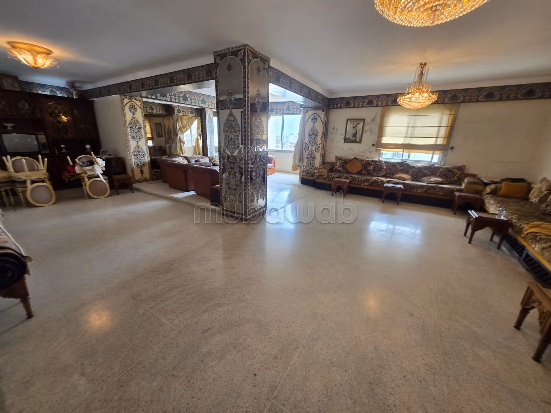 Bel appartement à vendre à Maârif.
Surface totale 282 m².
Avec ascenseur et terrasse — 2