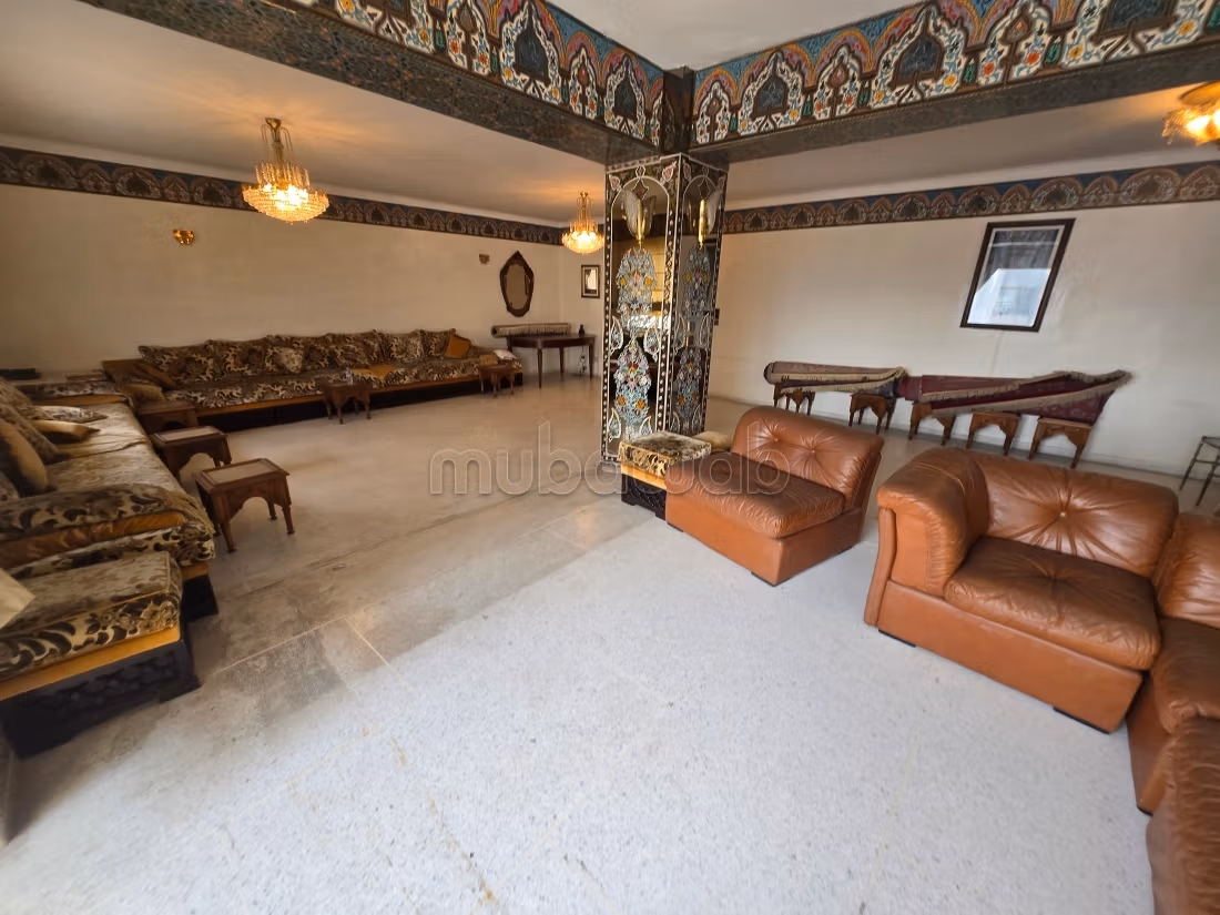 Bel appartement à vendre à Maârif.
Surface totale 282 m².
Avec ascenseur et terrasse — 3
