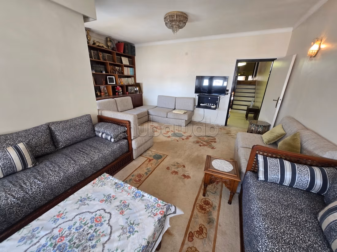 Bel appartement à vendre à Maârif.
Surface totale 282 m².
Avec ascenseur et terrasse — 4