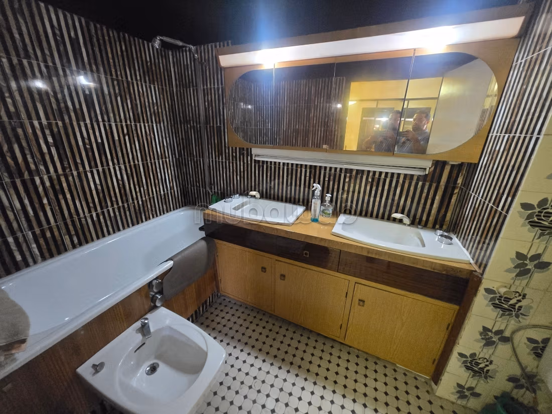 Bel appartement à vendre à Maârif.
Surface totale 282 m².
Avec ascenseur et terrasse — 5