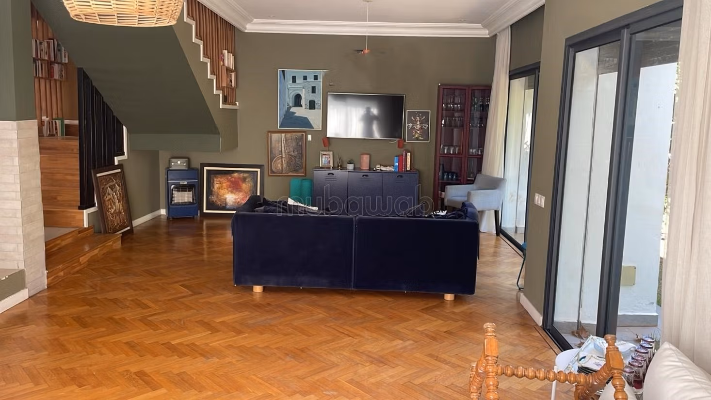 Villa contemporanea con giardino paesaggistico e piscina