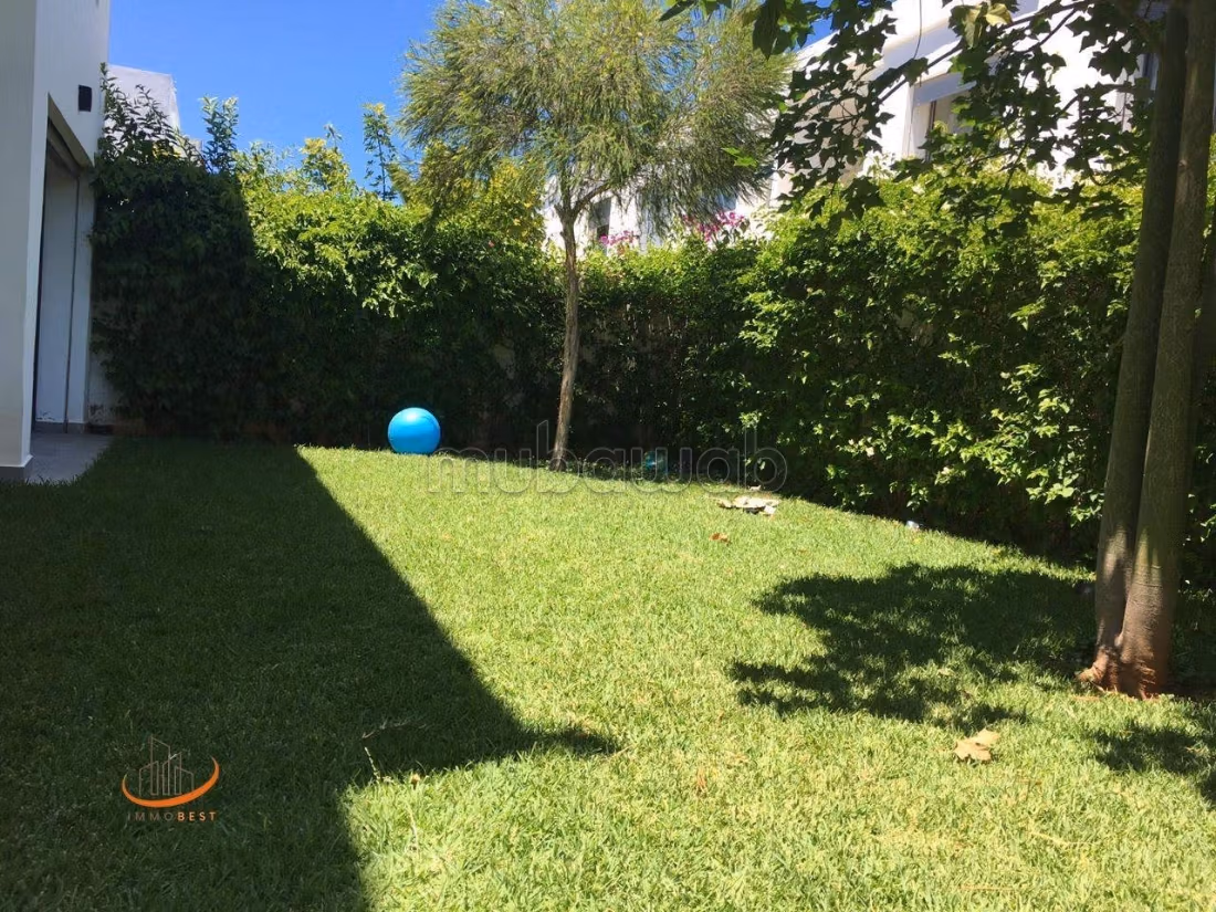 Villa contemporanea con giardino paesaggistico e piscina