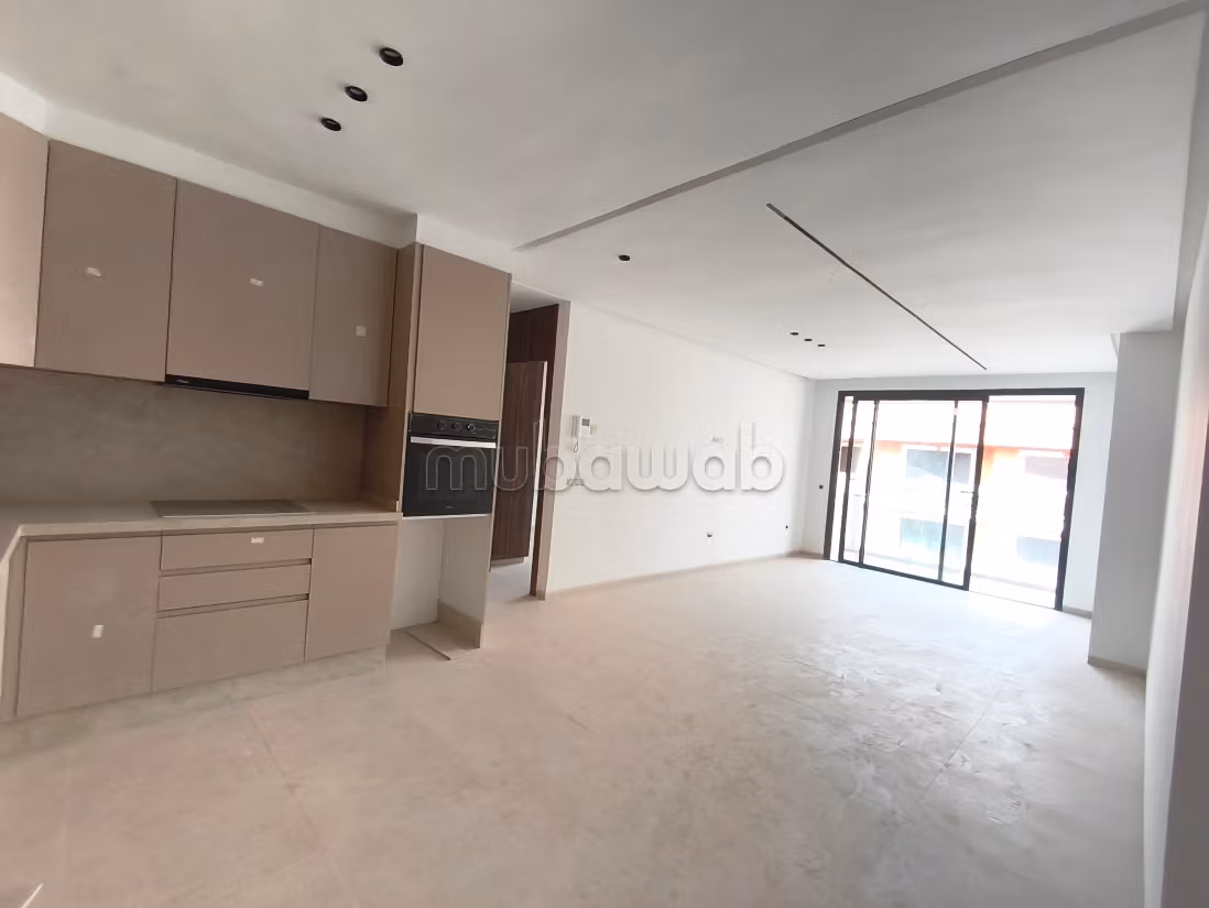 Appartement à vendre à Guéliz. 
3 pièces confortables. 
Porte blindée et chauffage central