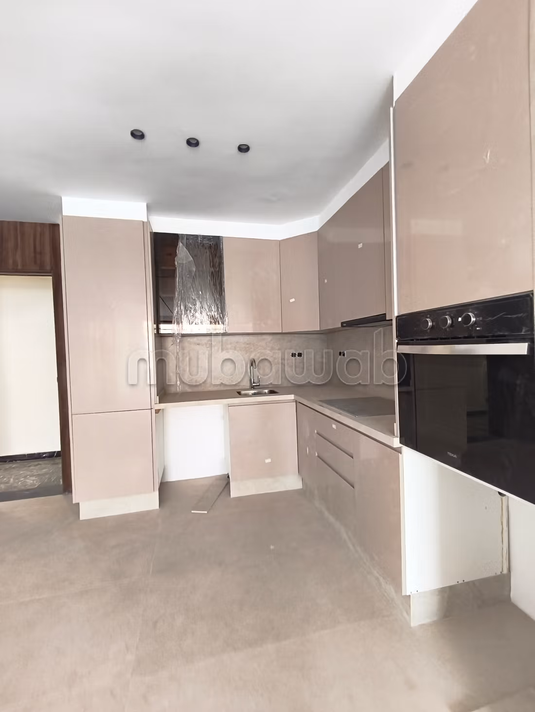 Appartement à vendre à Guéliz. 
3 pièces confortables. 
Porte blindée et chauffage central — 3