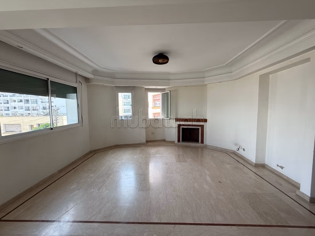 Appartement à l'achat à Triangle d'Or.
3 belles chambres.
Fenêtres double vitrage et chauffage central — 2