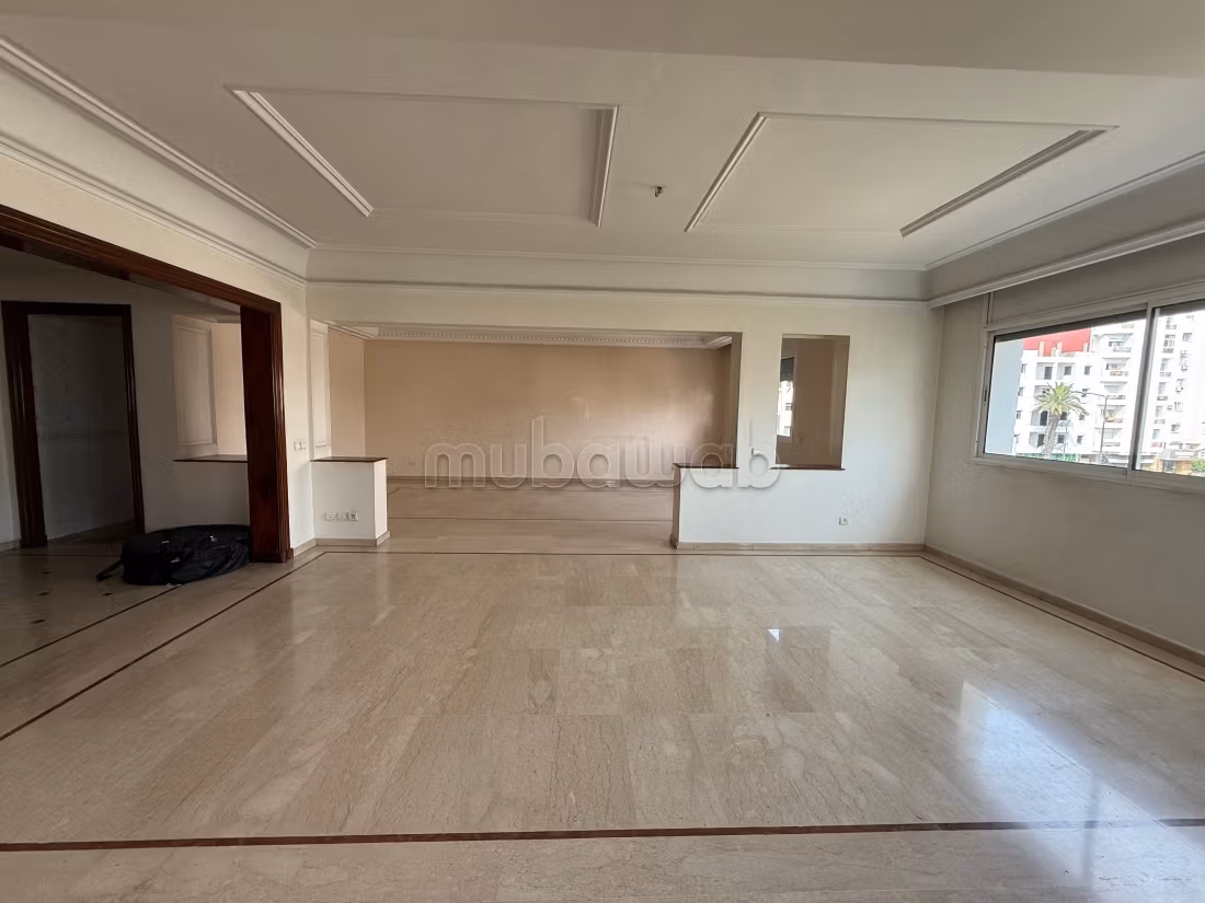 Appartement à l'achat à Triangle d'Or.
3 belles chambres.
Fenêtres double vitrage et chauffage central — 3