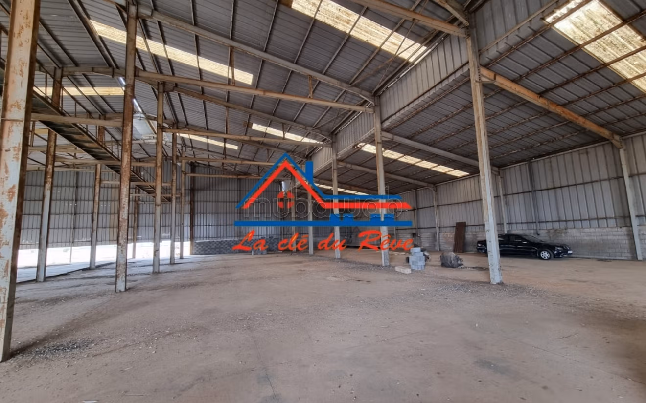 In affitto - Magazzino di 2.600 m² a Skhirat