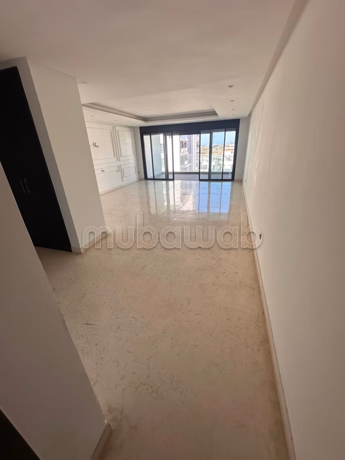 Appartement en location à Ain Diab. 4 pièces. Avec garage et ascenseur