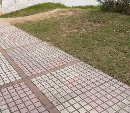 Titeld grond op de Boulevard van de Koninklijke Strijdkrachten